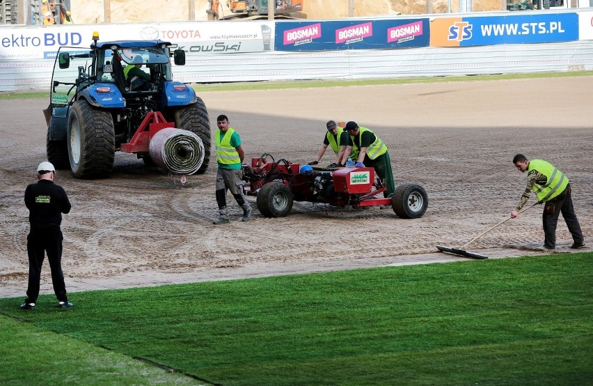 Nowa trawa rozkładana jest już na stadionie Pogoni Szczecin