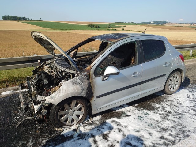 Pożar samochodu na Autostradzie A4 w powiecie strzeleckim.