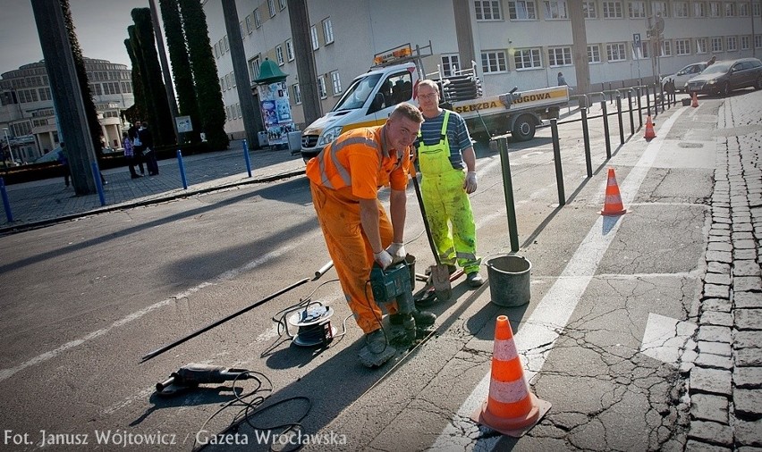 Znika ostatni parking przy Hali Ludowej. Są słupki i znaki [ZDJĘCIA]