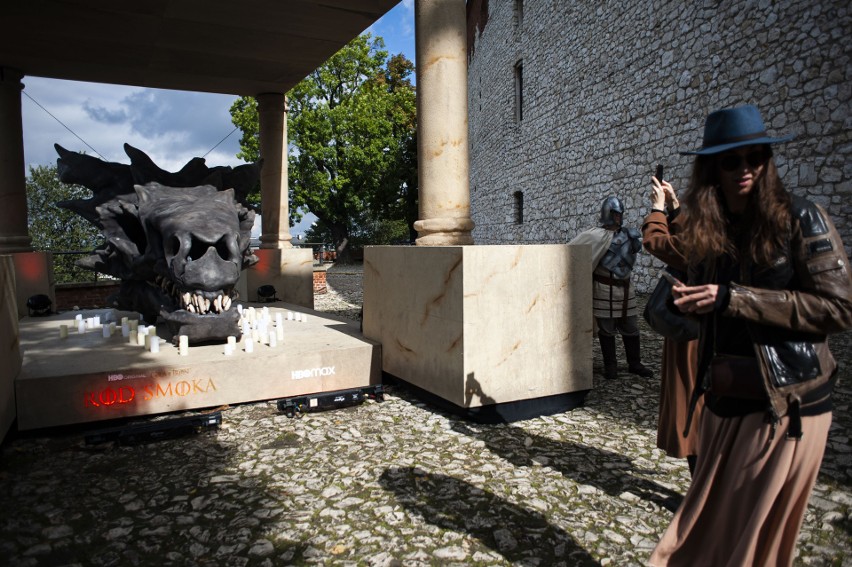 "Ród smoka" na Wawelu. Żelazny tron i smocze jaja z serialu HBO na królewskim zamku w Krakowie 