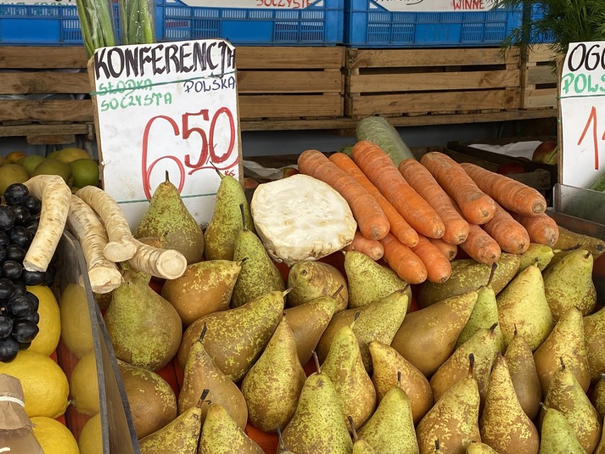 Ceny warzyw i owoców na bazarach w Kielcach. Po ile pomidory, jabłka, truskawki?