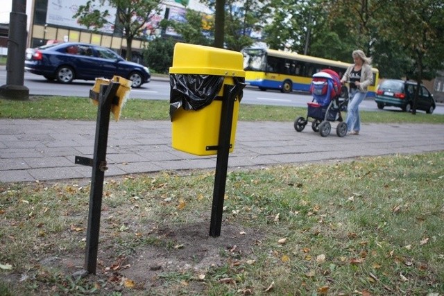 Pojemnik na psie odchody na ulicy Szczecińskiej.