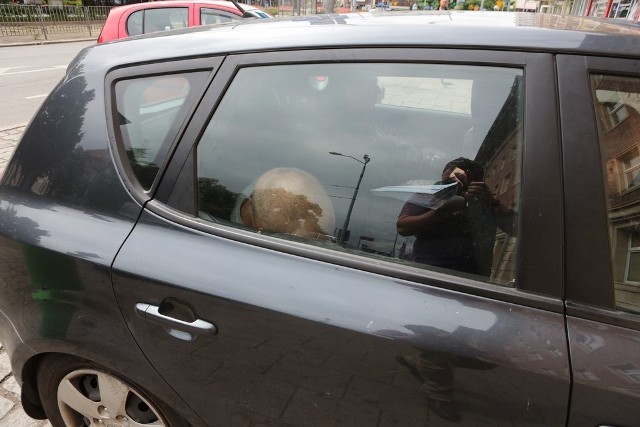 Oprawca dzieci (na zdjęciu w policyjnym aucie), decyzją sądu, trafił do aresztu.