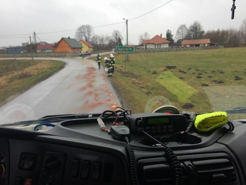 Powiat zwoleński. Strażacy usuwali plamę oleju między Kazanowem i Bartodziejami. Były utrudnienia 