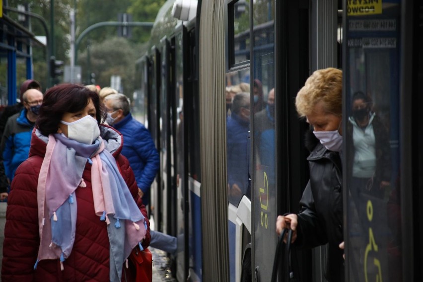 Maseczki są obowiązkowe obecnie w tzw. przestrzeni...