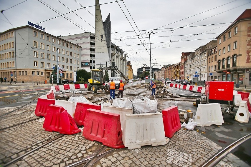 Skrzyżowanie Kazimierza Wielkiego i Szewskiej - wymiana torowiska i rozjazdów..