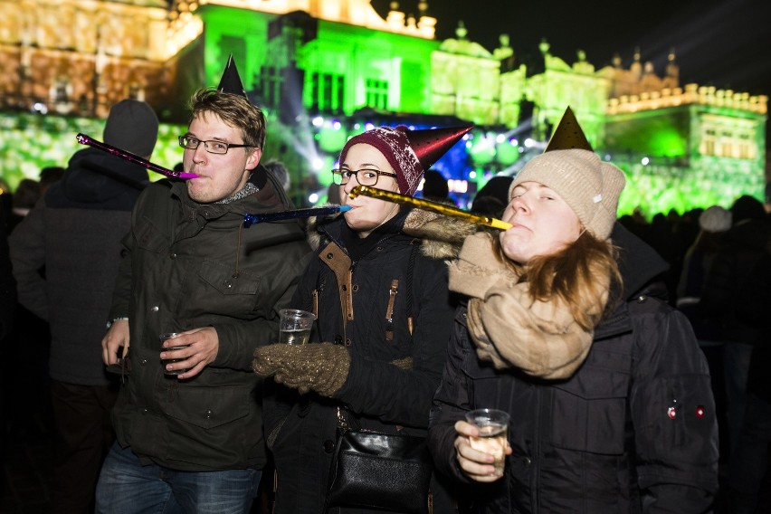 Kraków Rynek Główny. Sylwester 2016. Tak bawiła się publiczność [ZDJĘCIA, WIDEO]