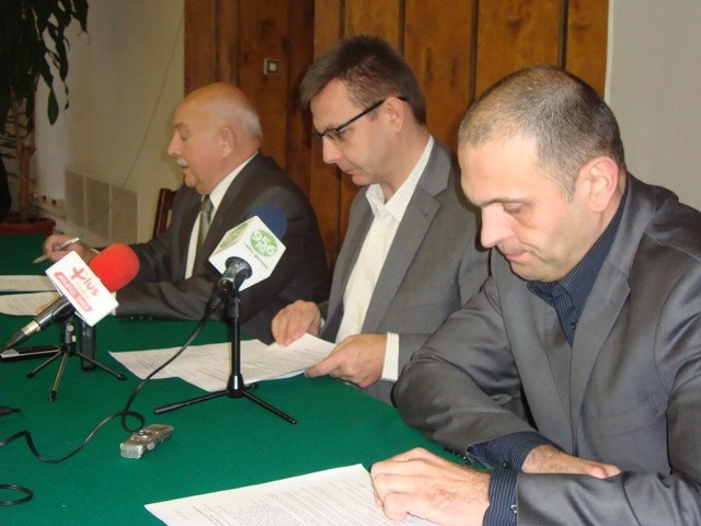 Wyniki głosowania gorzowian ogłosili dziś (od lewej): wiceprezydent Stefan Sejwa, radny PO Robert Surowiec i radny SLD Marcin Kurczyna.