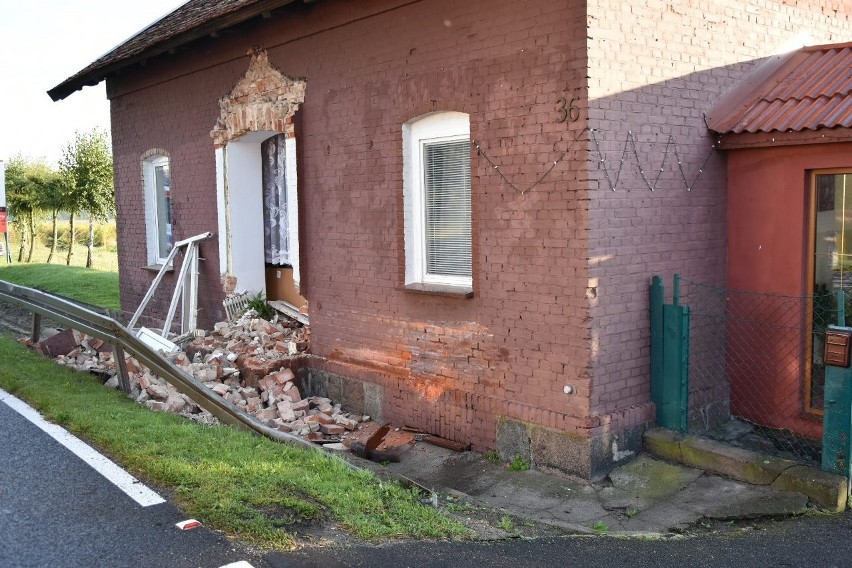 Wypadek pod Kamieniem. Passat uderzył w budynek [ZDJĘCIA]