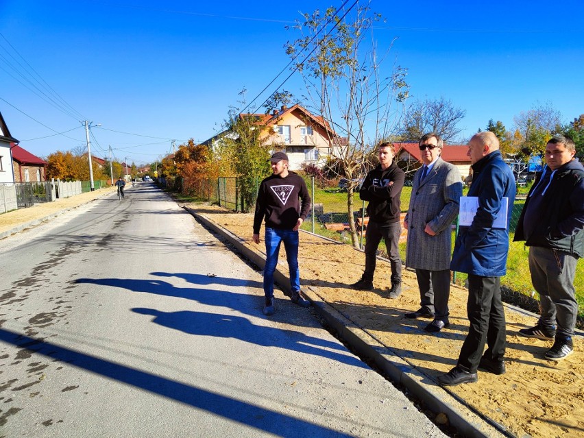 Przebudowa drogi powiatowej w Kurzelowie w gminie Włoszczowa na finiszu (ZDJĘCIA)