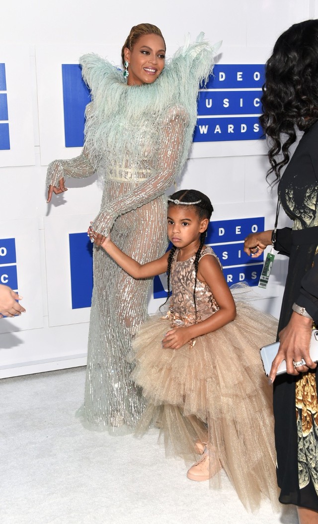 Beyonce wraz z córką Blue Ivy na rozdaniu nagród MTV Video Music Awards w Nowym Jorku 28 sierpnia 2016r.