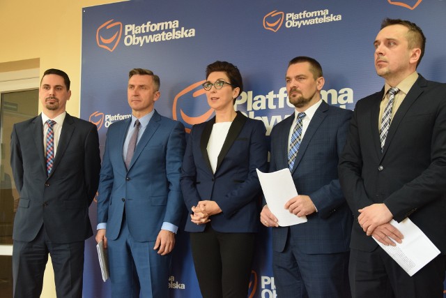 Od lewej: Sławomir Kotylak, Waldemar Sługocki, Katarzyna Osos, Tomasz Kucharski, Marcin Pabierowski.