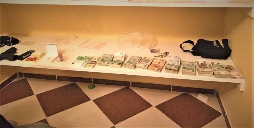 Przy oszustach znaleziono ponad 82 tys. zł, tysiąc euro,...