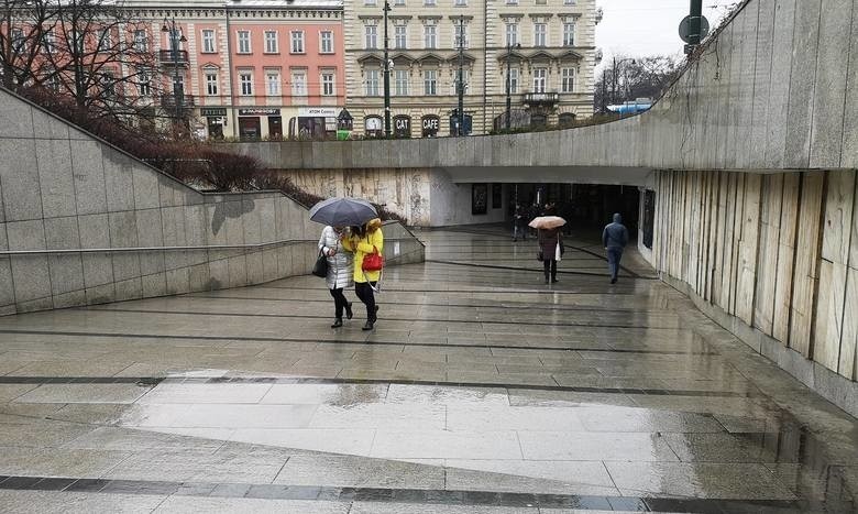 Kraków. Przejście przy Dworcu Głównym przecieka. Dlaczego? Tego nie wie nikt