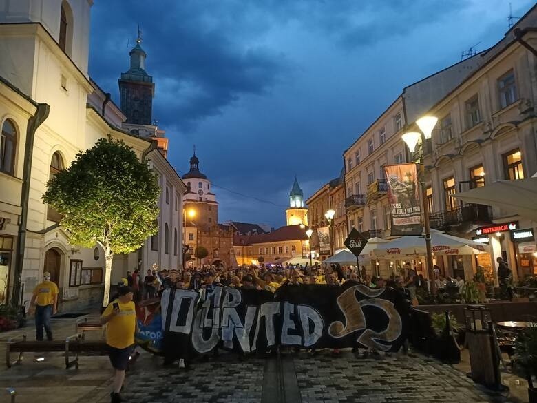 3.04.2021. Przemarsz kibiców Motoru Lublin przed niedzielnym...