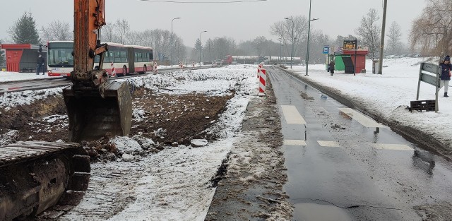 Aleja Zagłębia Dąbrowskiego jest w trakcie przebudowy. Zmieni się lokalizacja przystanków, a autobusy pojadą wahadłowo.Zobacz kolejne zdjęcia/plansze. Przesuwaj zdjęcia w prawo - naciśnij strzałkę lub przycisk NASTĘPNE