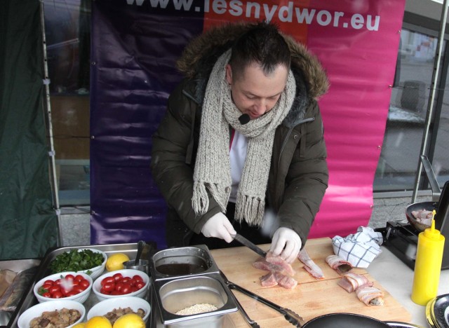 Roman Gerasik, szef kuchni hotelu restauracji Leśny Dwór przygotowywał na deptaku filet z karpia otulony płatem boczku, podając go na pęczotto z borowikami. 