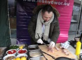 [WIDEO] Kucharz przyrządzał karpia na deptaku w Radomiu (zdjęcia)