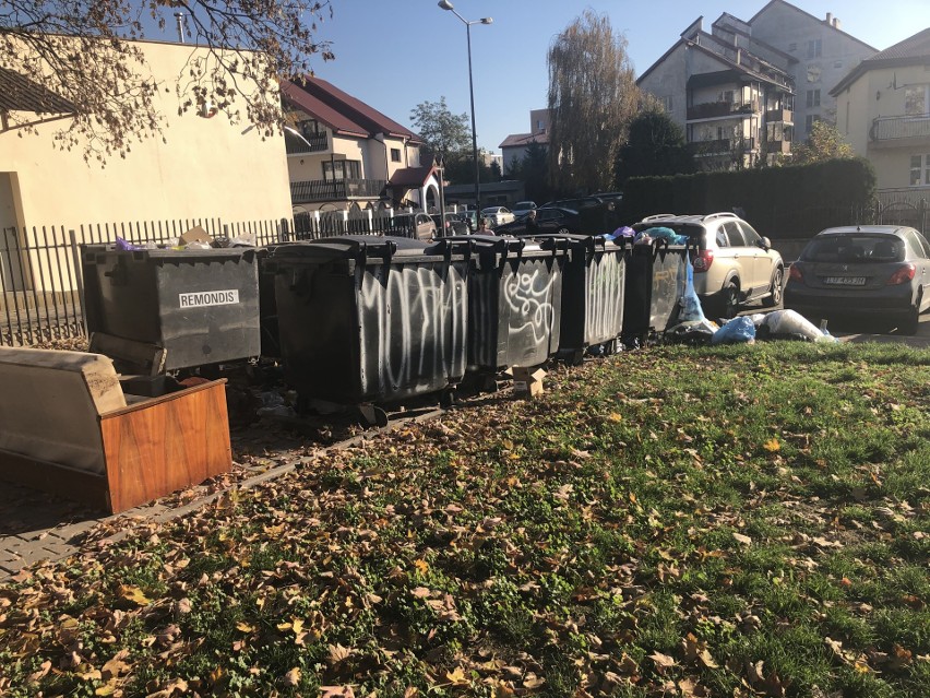 Problematyczne śmietniki w Świdniku. Nie ma wiaty, a śmieci lecą na wszystkie strony