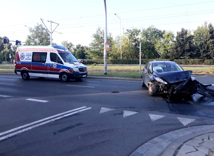 Wypadek dwóch aut na Pilczycach. Kierowca BMW wjechał na skrzyżowanie na czerwonym świetle [ZDJĘCIA]