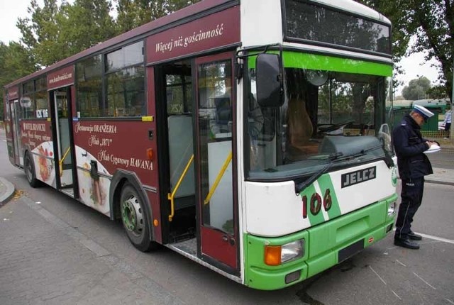 Szczegóły zderzenia autobusu z seicento ustala policja.