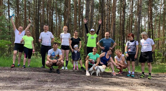 Kolejna niedziela rozpoczęta aktywnie. Takie biegi lub nawet spacer dają niesamowicie dużo energii. Jak zwykle trenerka Wioleta Jończyk poprowadziła fachową rozgrzewkę, a trener Adrian Kozub prowadził uczestników wyznaczoną trasą. Zapraszamy co tydzień na poranną dawkę energii do nas. Więcej informacji na Biegam Bo Lubię Lasy Daleszyce. Galeria zdjęć z tego wydarzenia na kolejnych slajdach. 