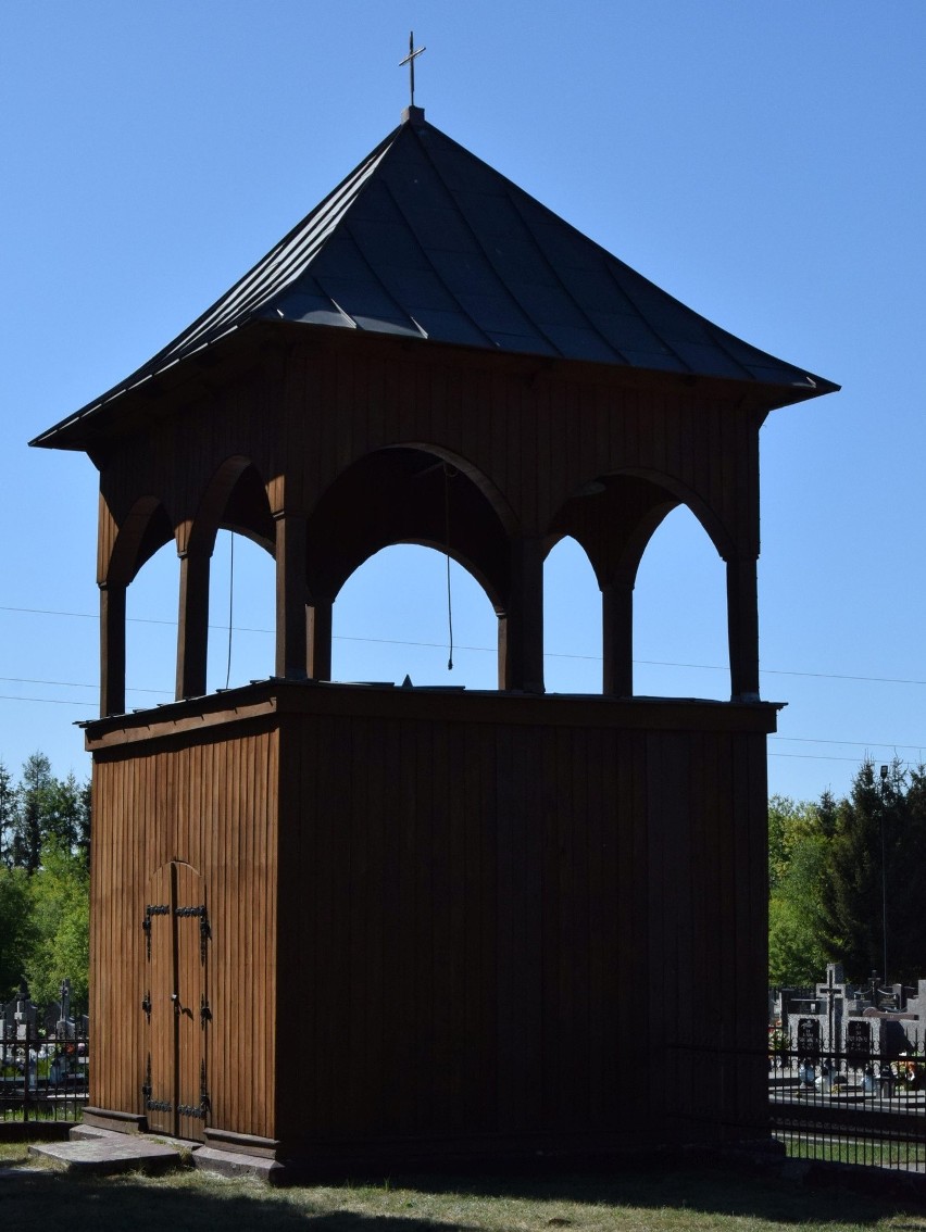 Cmentarz parafialny w Rzewniu, powiat makowski. Zdjęcia