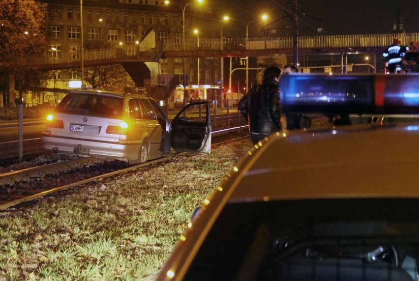 Wypadek na Legnickiej. BMW na torowisku