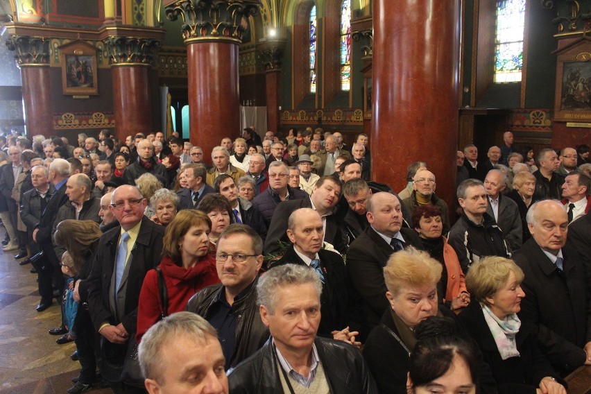 Tablicę pamiątkową ku czci ofiar katastrofy smoleńskiej...