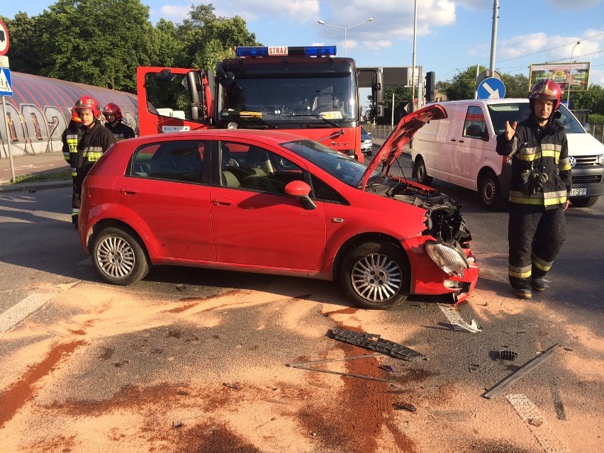 Wypadek na Zgierskiej. Przy Pstrągowej zderzyły się dwa auta [ZDJĘCIA]