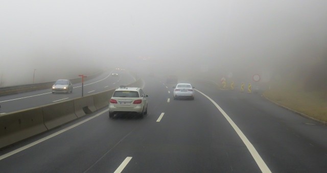 Mgły mogą dać się kierowcom mocno we znaki. Będą ograniczać widoczność i utrudniać jazdę.