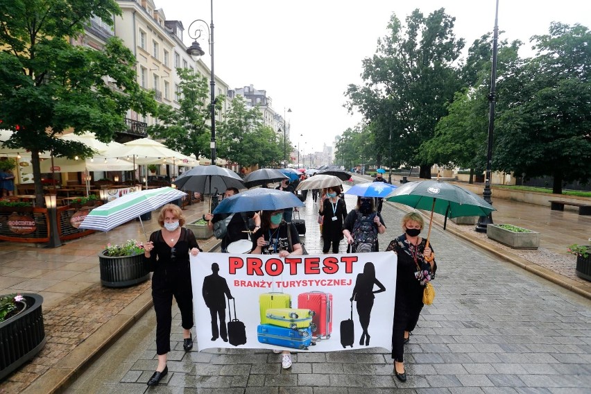 Protest pracowników branży turystycznej w Warszawie.