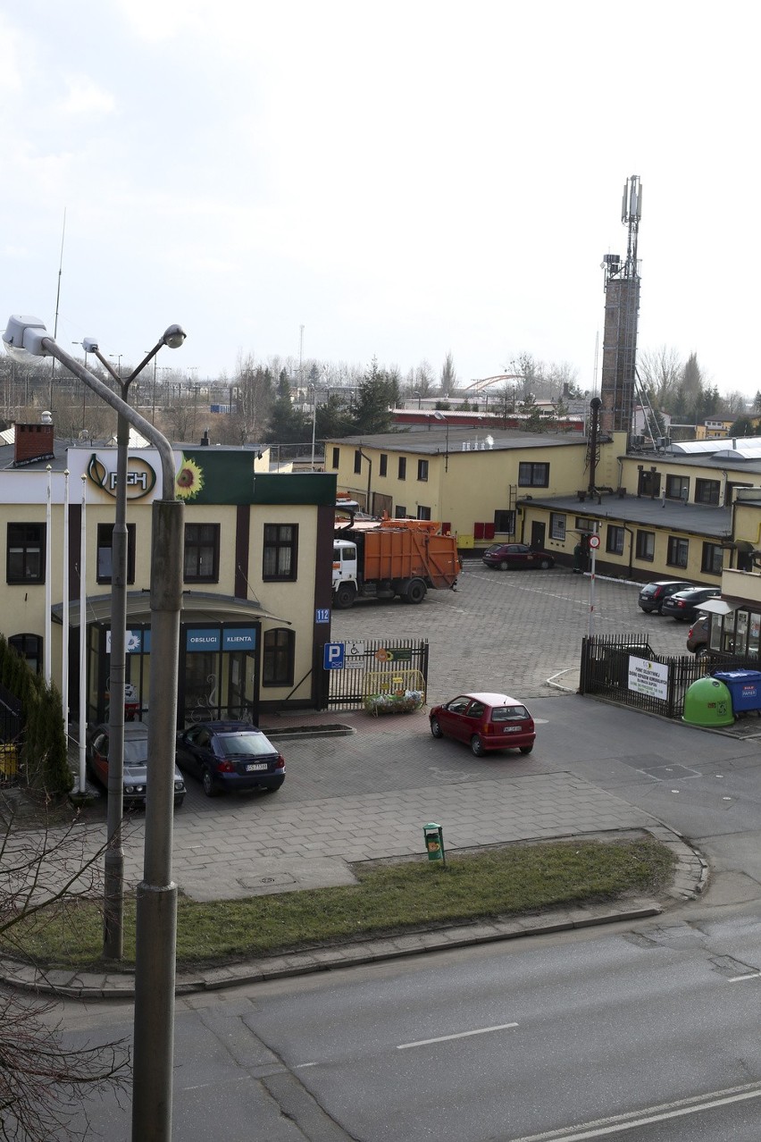 Siedziba PGK przy ul. Szczecińskiej. Pracownicy czekają na...