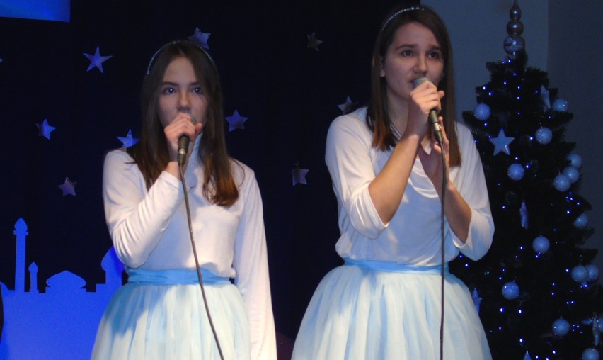 Siostry Emilia (z prawej) i Nikola Kozioł zaśpiewały w...