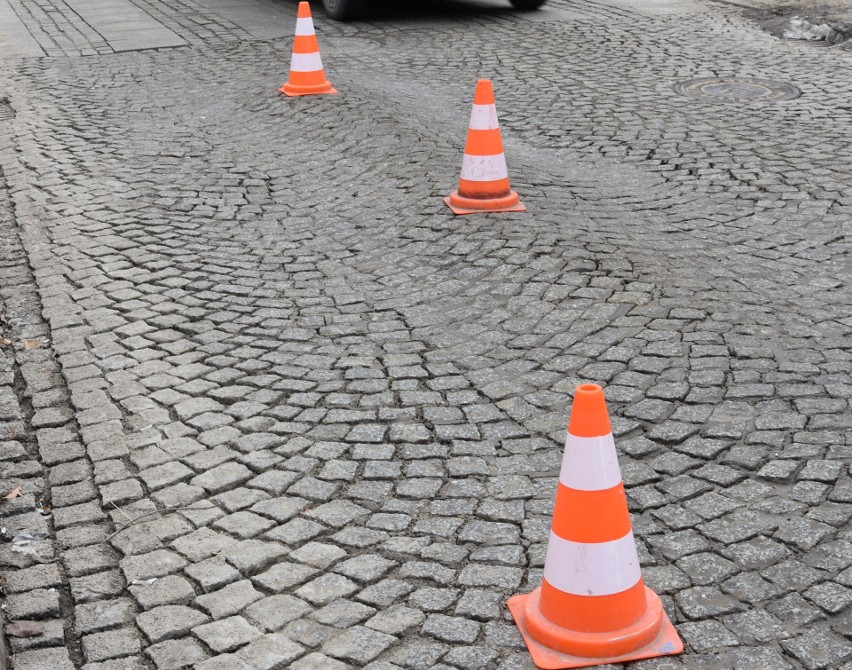 Starówka miasta przepowiada wiosnę. Na Mickiewicza wyrosły już... pachołki 