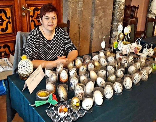 Jolanta Piotrowska z Rożnicy, z pasją wykonuje jajka ażurowe
