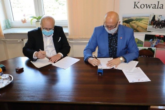 Dariusz Bulski, wójt gminy Kowala (z prawej) podpisał umowę, dzięki której możliwe będzie rozpoczęcie budowy Punktu Selektywnego Zbiórki Odpadów Komunalnych w Kosowie.