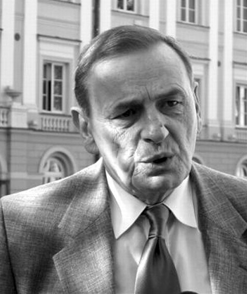 Zbigniew Romaszewski - polityk PiS, działacz opozycji w okresie PRL, jedyny senator RP sprawujący nieprzerwanie urząd od czasu ponownego powołania Senatu w 1989 r.  Od 2007 r. wicemarszałek Senatu VII kadencji.