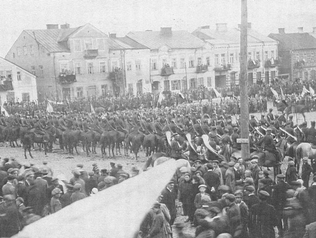 Strzelcy 9. Pułku Strzelców Konnych podczas uroczystości na grajewskim rynku