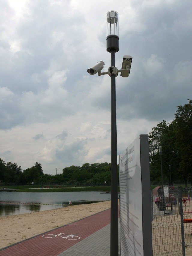 Dwie z 16 kamer zainstalowanych na terenie wokół zalewu w Jędrzejowie.