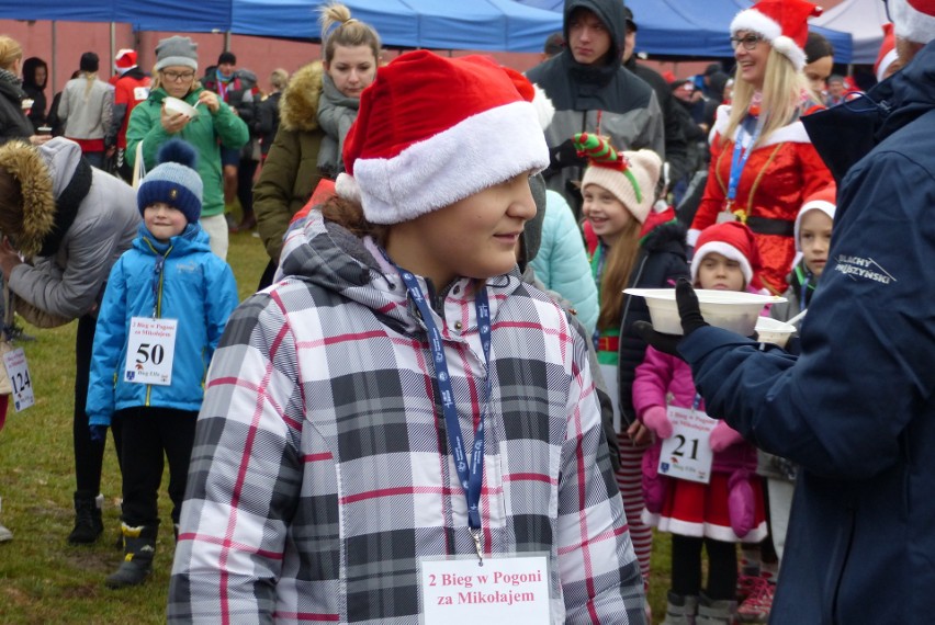 Dzieci też pobiegły w Pogoni za Mikołajem w Daleszycach. Najmłodszych wspierali rodzice [DUŻO ZDJĘĆ]