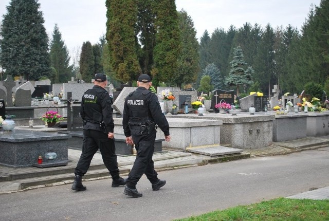 Policjanci apelują o czujność podczas wizyt na grobach bliskich