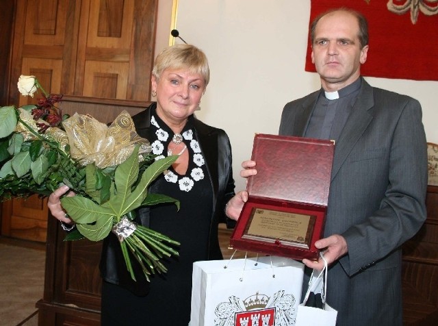 Wspólnie z księdzem Grzegorzem Wójcikiem, prezesem Radomskiego Banku Żywności Nagrodę Główną konkursu odebrała Danuta Zbyszyńska, dyrektor Radomskiego Banku Żywności.