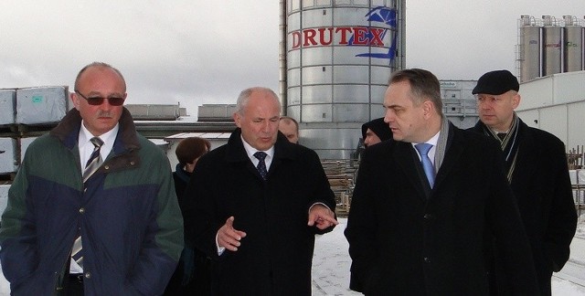 Wicepremier Pawlak wizytę w Bytowie rozpoczął od spółki Drutex.