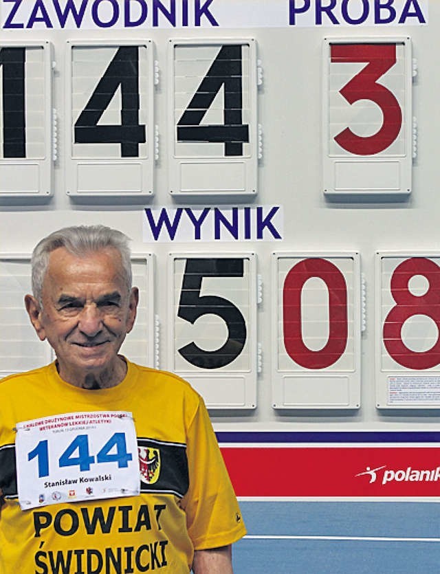 Stanisław Kowalski pobił rekord świata nie tylko w bieg na 60 metrów. Wziął także udział w konkurencji pchnięcia kulą. Jak widać również z sukcesami