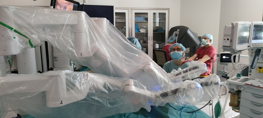 Gdańsk. Robot da Vinci pomaga operować urologom ze szpitala na Zaspie. Ile wykonano takich operacji? Czy NFZ je refunduje?