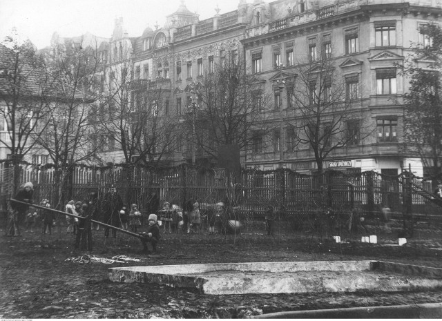 Otwarty 11 listopada 1928 roku ogródek jordanowski znajdował się na rogu ul. Poniatowskiego i Warszawskiej. Kto się uważnie przyjrzy zdjęciu, ten nad huśtawką dostrzeże sędziwego weterana.
