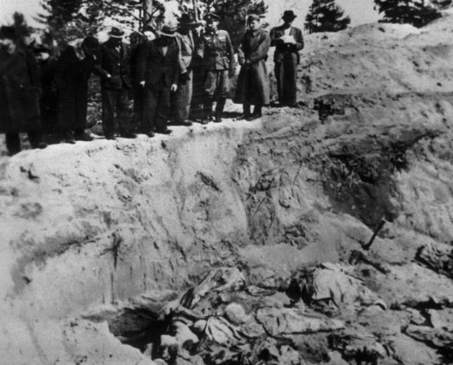 Międzynarodowi obserwatorzy podczas ekshumacji w 1943 r.