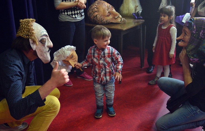 "Za kurtyną teatru Arlekin": dzieci zwiedzały wnętrza teatru przy Wólczańskiej [ZDJĘCIA]