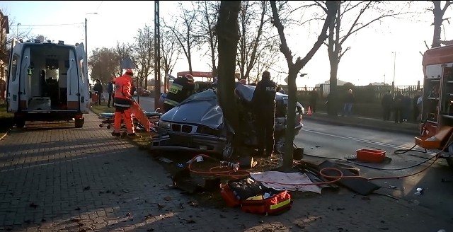 Kierowca BMW przeżył, ale z obrażeniami trafił do szpitala